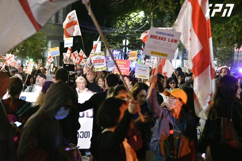 公民们在抗议集会中游行到鲁斯塔维利大道。