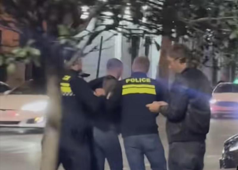 活动家 Isako Devidze 在议会附近被逮捕。