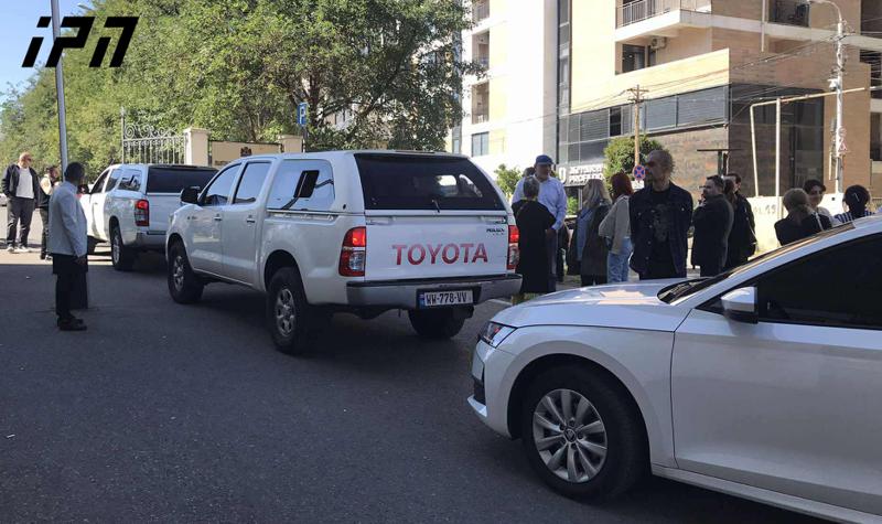 据报道，国家安全局反恐部门的员工抵达第比利斯市法院，那里宣布了疏散。