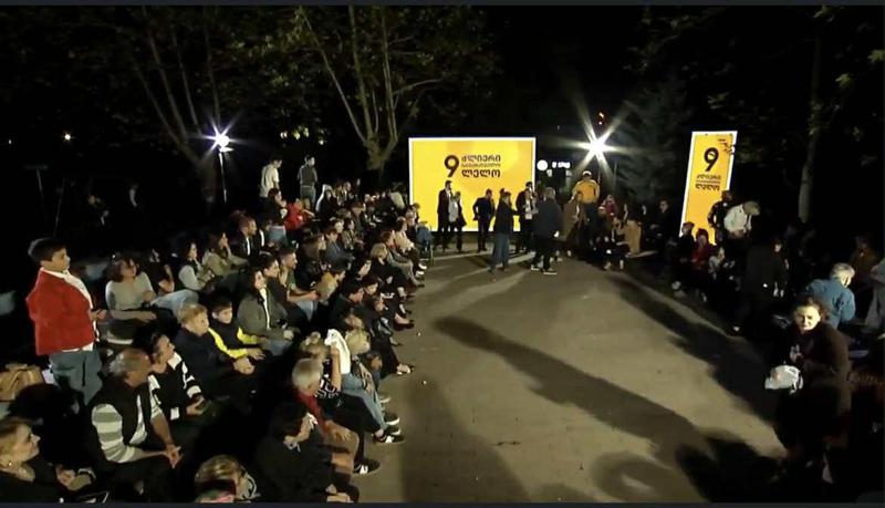 在选举活动中向雷洛-强格鲁吉亚成员投掷鸡蛋