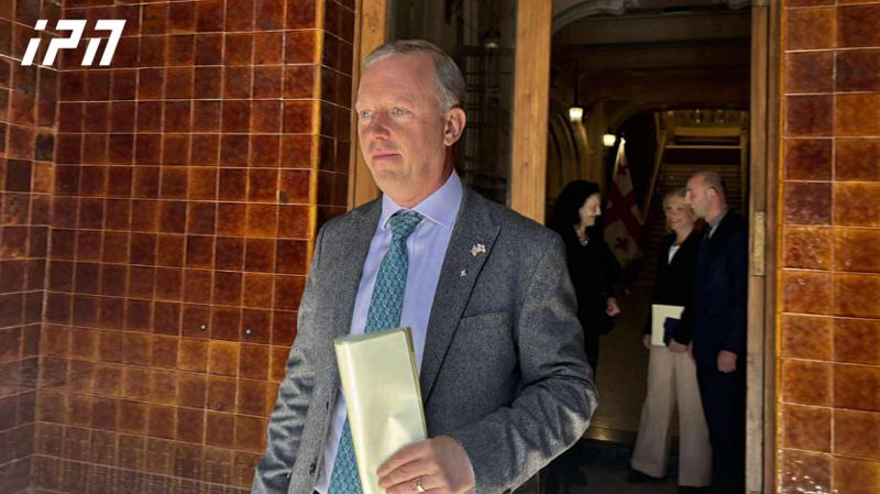 英国大使离开外交部，拒绝发表评论。