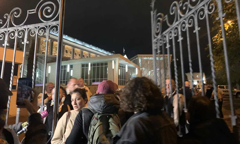 The court orders pre-trial detention for Gela Khasaia: the decision sparked clashes between attendees and court bailiffs