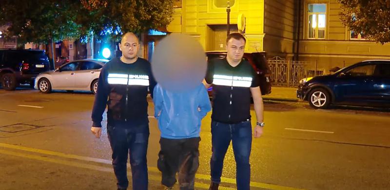 格拉·哈萨亚：在我的逮捕过程中，他们没有解释他们是谁 - 他们把我推入一辆车 - 非人道的待遇甚至在逮捕后继续 – 在警察局，他们脱光了我的衣服 我以为结束了，但他们在另一个房间又做了同样的事情 - 有嘲讽的对话