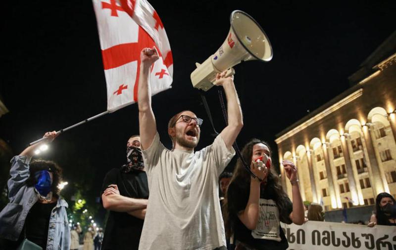 美联社：格鲁吉亚政府使用拘留、重罚和其他严厉措施来对付抗议活动——镇压被比作影响力邻国，那里普京压制异议观点。