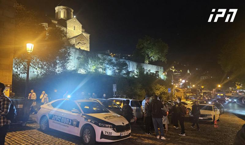 伊戈尔·纳尔马尼亚和另一名受伤的活动人士被送往医院。