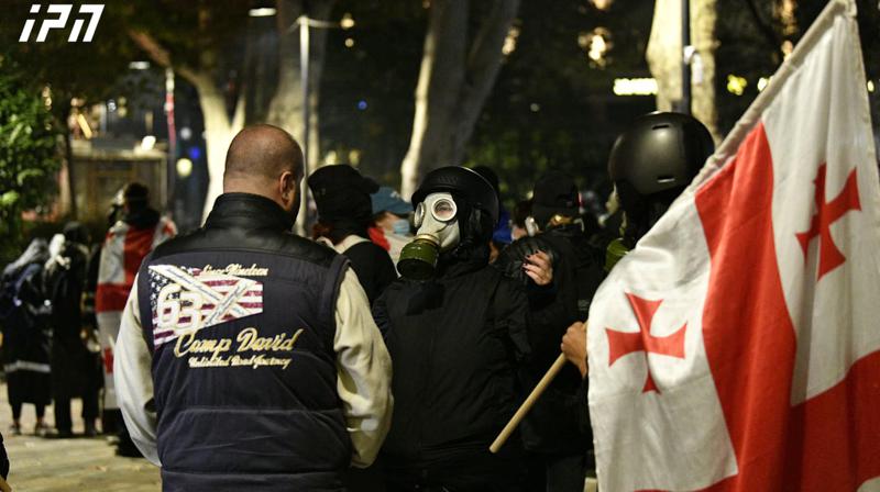 集会或示威中的参与者第一次用面具遮盖面部、持有催泪瓦斯和/或有毒物质、阻塞道路或设置临时结构，将导致行政拘留最多15天。