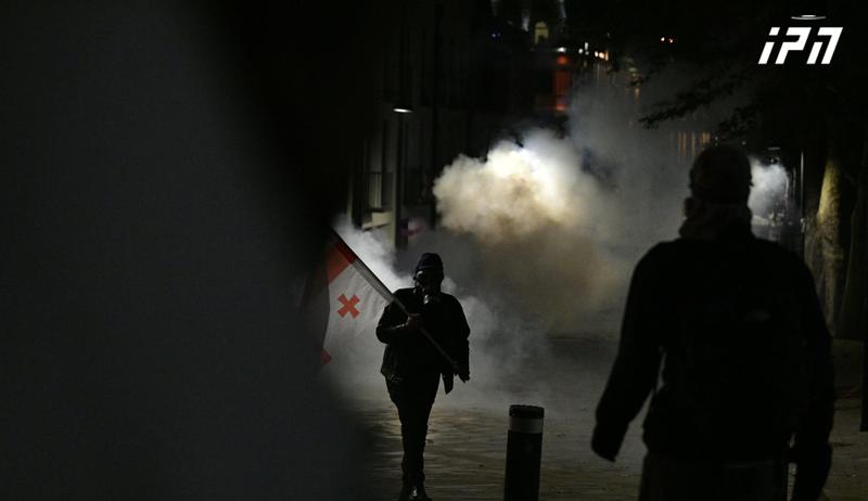 一些抗议者仍然在Orbeliani广场附近，防暴警察定期使用气体罐——抗议者建造的路障正在烧毁。