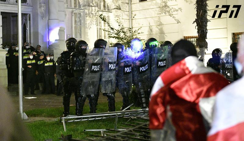 10月4日案件的专家证人 - 总统府附近的围栏部分被变形，在焊接点破裂，一个围栏半破，围栏没有生锈 - 损坏金额是9,300格鲁吉亚拉里