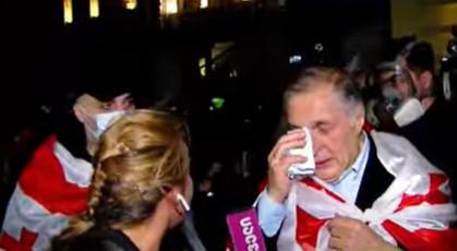 防暴警察对抗议者使用胡椒喷雾，包括Paata Burchuladze。