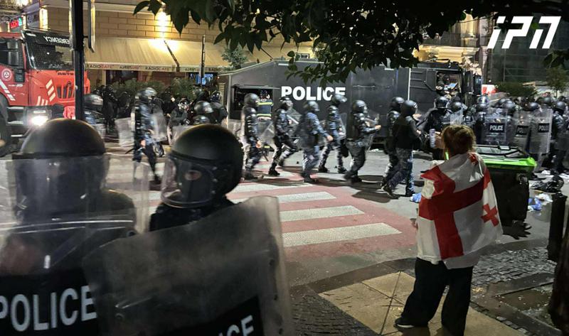 在奥尔贝利亚尼广场，抗议者和警察部队之间的冲突仍在继续，急救医生为受伤的公民提供急救。