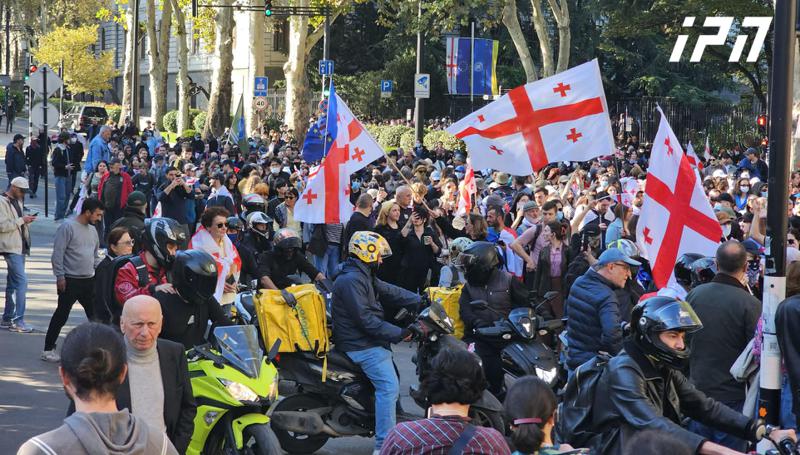 学生抗议游行正在从TSU第一座大楼向自由广场进发。