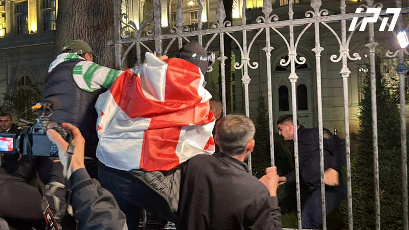 抗议者打破了阿托内利总统府的大门。