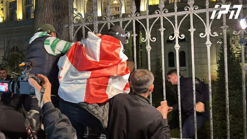 Protesters brake gates of Atoneli presidential palace