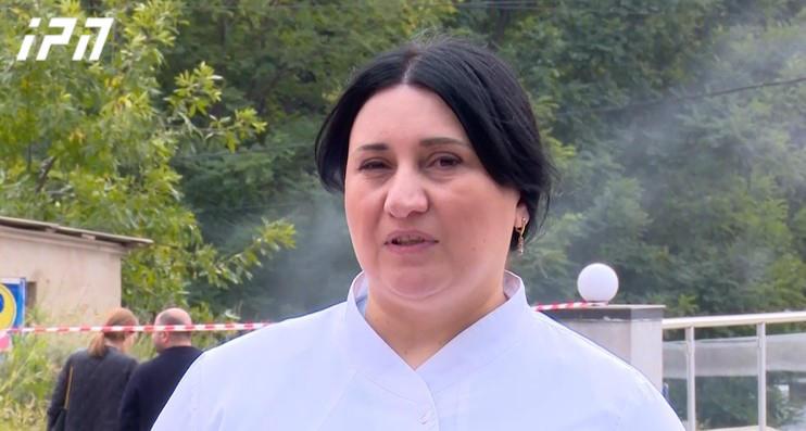 据医生说，从Atoneli宫殿附近受伤的人中，一名执法人员因创伤性脑损伤仍留在Ingorokva诊所，并且他们的状况令人满意；一名集会参与者继续接受轻度脑震荡的治疗。