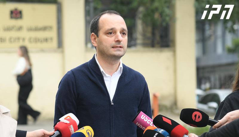 伊拉克利·阿贝萨泽对法官说：伊 拉克利·纳迪拉泽是四个孩子的父亲，多年来在公共服务部门工作，并且本质上是你的同事，因为你几年前是萨加雷乔市政委员会的副主席。