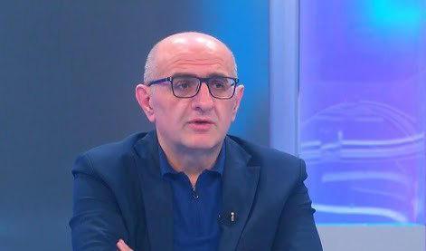 Lasha Beridze 就10月4日事件期间的殴打一事质问受伤的官员。