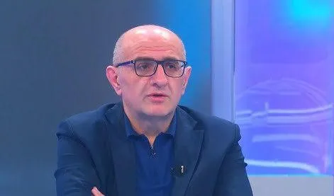 ლაშა ბერიძე პრეზიდენტის სასახლის ხელში ჩაგდება რომ მინდოდეს, 70 წელს გადაცილებულ მსოფლიოში ცნობილ საოპერო მომღერალთან ერთად შენობის შტურმს არ დავიწყებ...