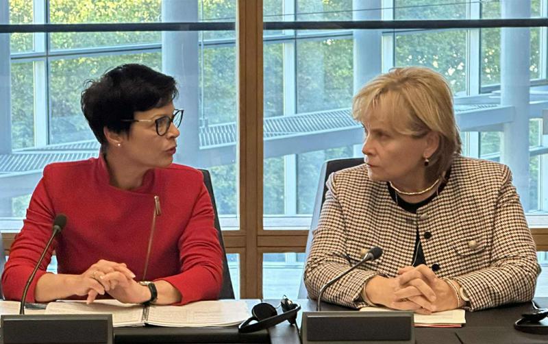 拉萨·尤克涅维契耶内：我与玛尔塔·科斯和同事讨论了格鲁吉亚不断恶化的局势——我们将审查免签旅行；不幸的是，现在可能到了质疑格鲁吉亚候选地位的时候了。