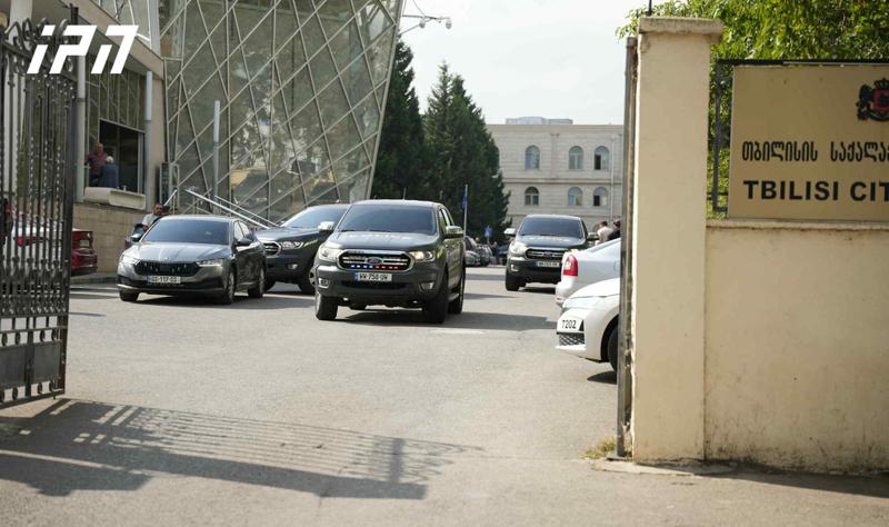 10月4日案件的被告亚历山大·戈戈拉泽请求检察官塔玛尔·贝朱阿什维利回避，并以她的性别作为理由。