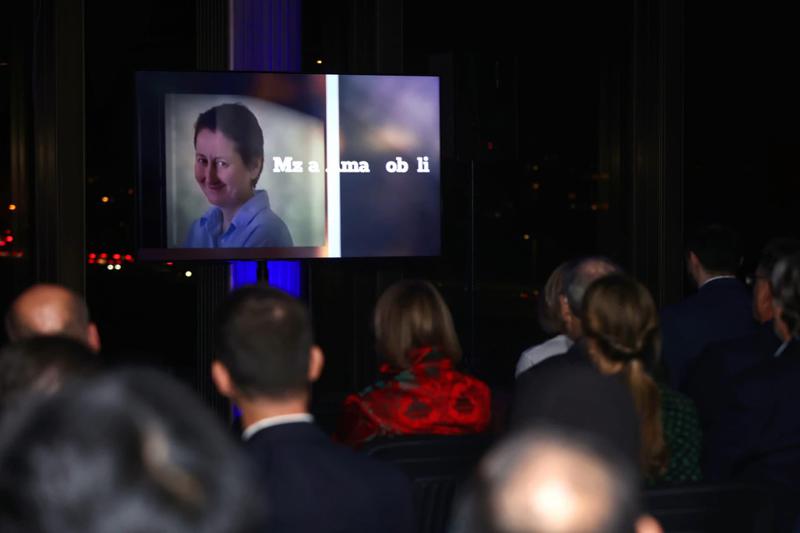 萨洛梅·祖拉比什维利出席了在布拉格举行的仪式，在那里记者姆齐亚·阿马格洛贝利被授予“论坛2000”勇气和责任国际奖。