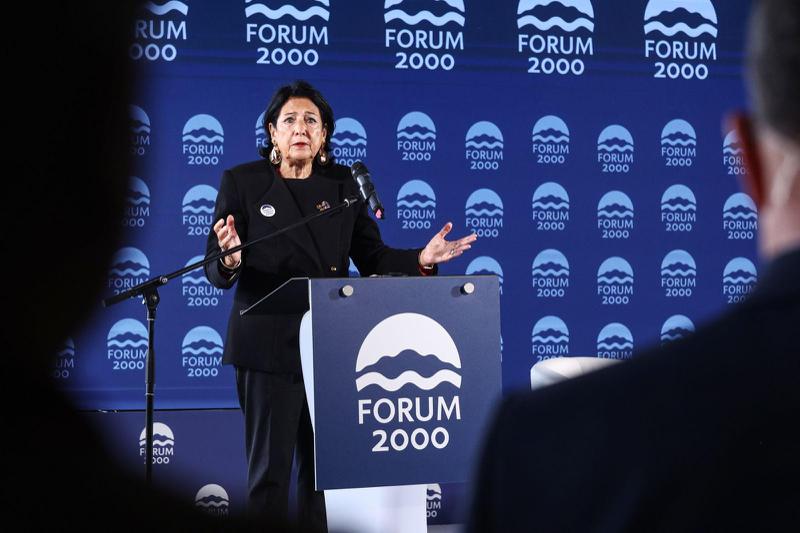 萨洛梅·祖拉比什维利：伊万尼什维利先生过去是、现在仍然是唯一决策者；他周围的每个人都是傀儡——他显然在使用俄罗斯的方法和指示；为什么？那是什么交易？历史会告诉我们。