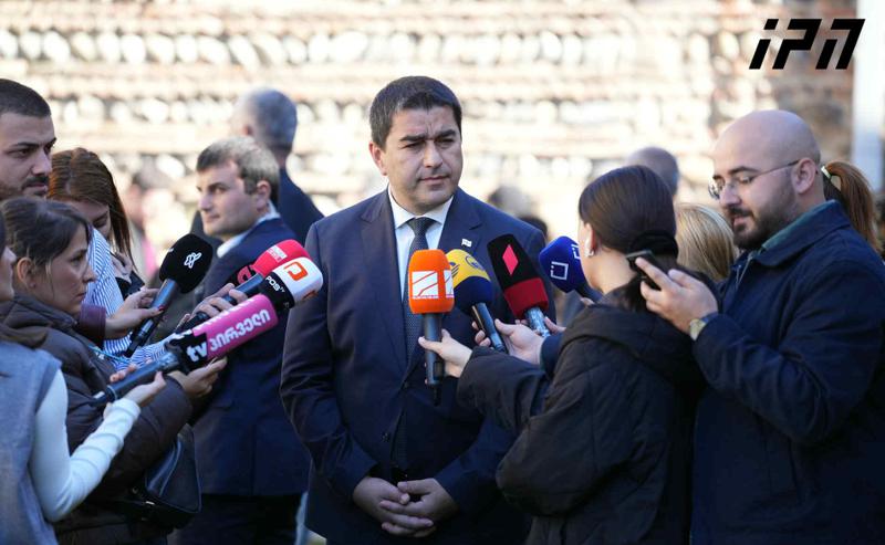 Shalva Papuashvili: 现在你看到人们用腿伸展开来堵塞道路，因为那里没有人 — 20个人无法虐待一个有150万人口的城市。