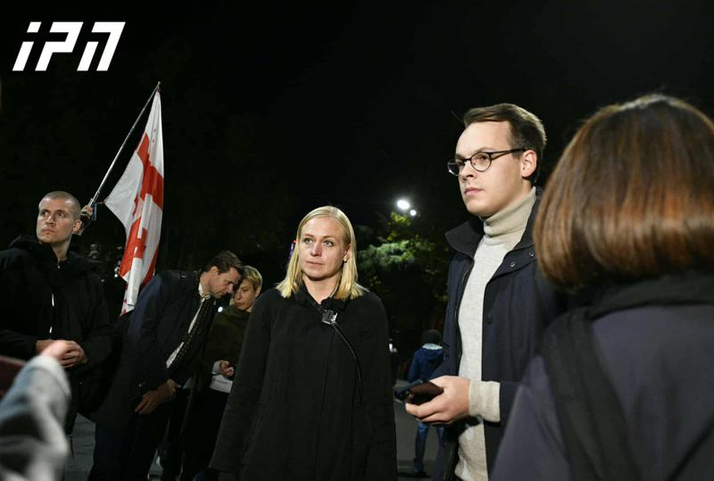 OSCE 现任主席、芬兰外交部长抵达议会附近的示威现场。