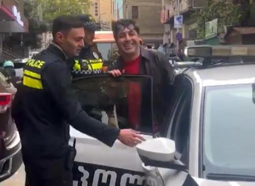 根据Formula新闻，电视节目主持人Vakho Sanaia可能因阻塞道路而被拘留。