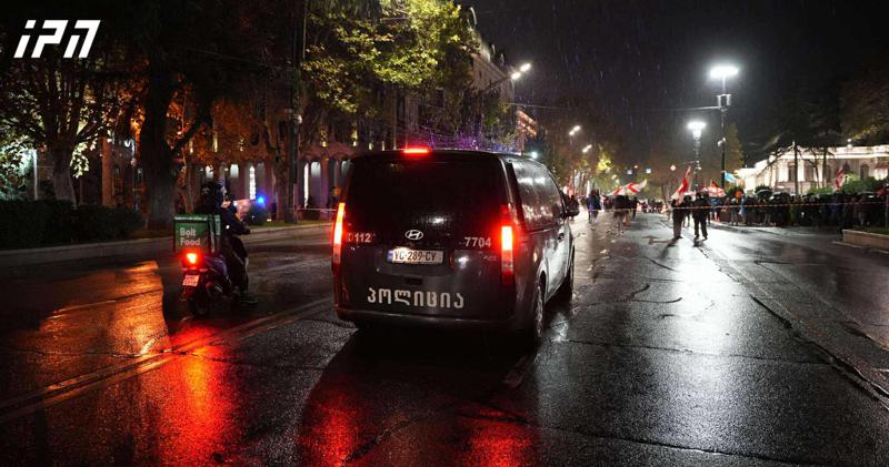 警察呼吁Rustaveli Avenue上的抗议者清理道路，警告说“否则，将采取法律措施”。