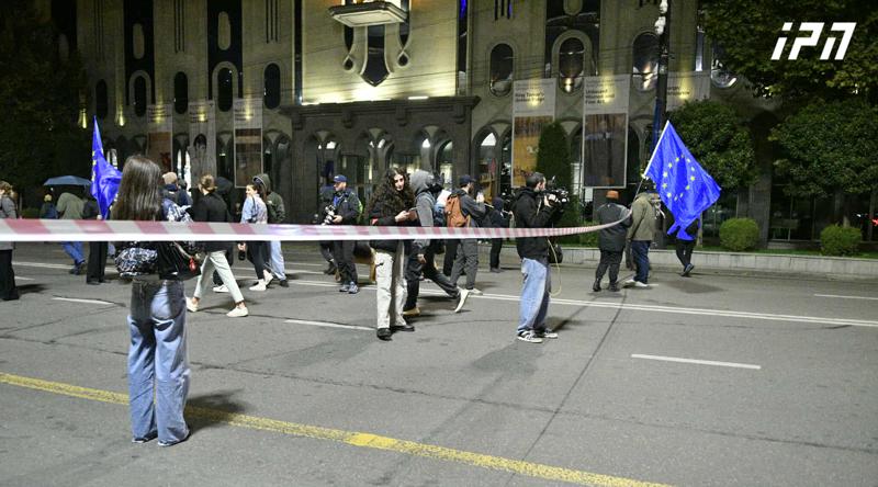 抗议者封锁了鲁斯塔维利大道。