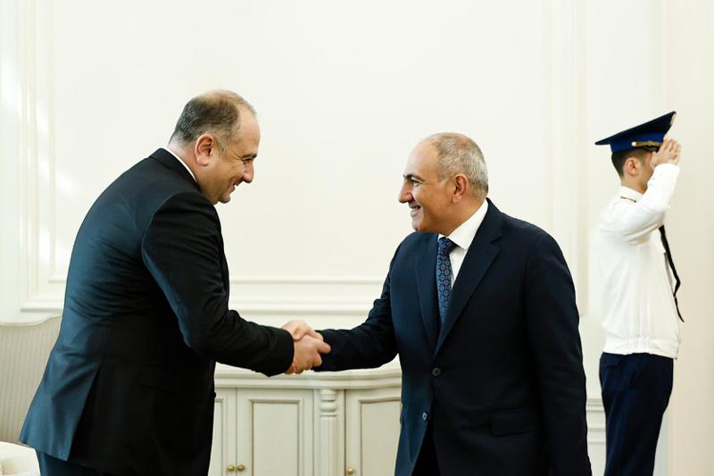 国防部长会见了尼科尔·帕希尼扬。