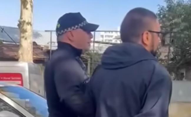 法院判处康斯坦丁·米凯亚 14 天行政拘留，罪名是“违反举行集会和示威的规则”。