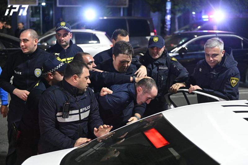 执法人员在鲁斯塔维利大道上拘留了更多抗议者。