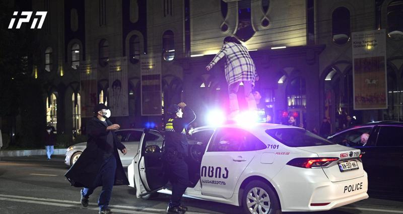 根据内务部：大约20名抗议者在鲁斯  塔维利大道上根据行政法被逮捕，而那个爬上警车的女人根据刑法被拘留。