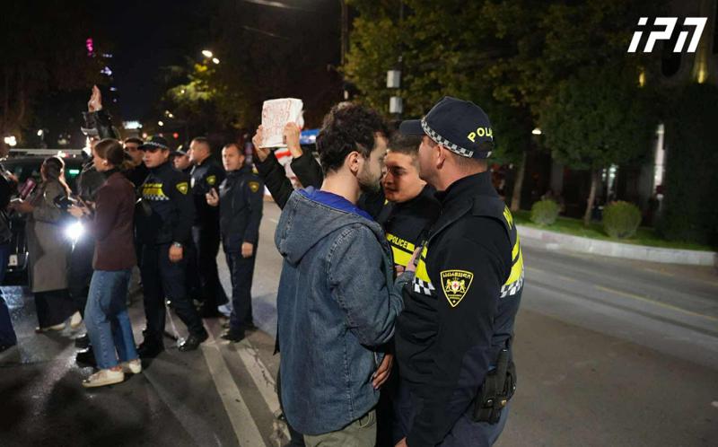 抗议者封锁了Rustaveli 大道——警察敦促他们清理道路。