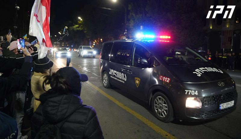 据报道，又有几人被逮捕，包括祖拉布·策茨赫拉泽和滕戈·基尔塔泽，因为阻塞了鲁斯塔维利大道。