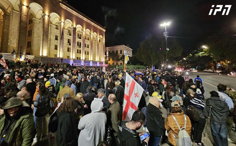 警察将抗议者从议会前面的道路上移开。