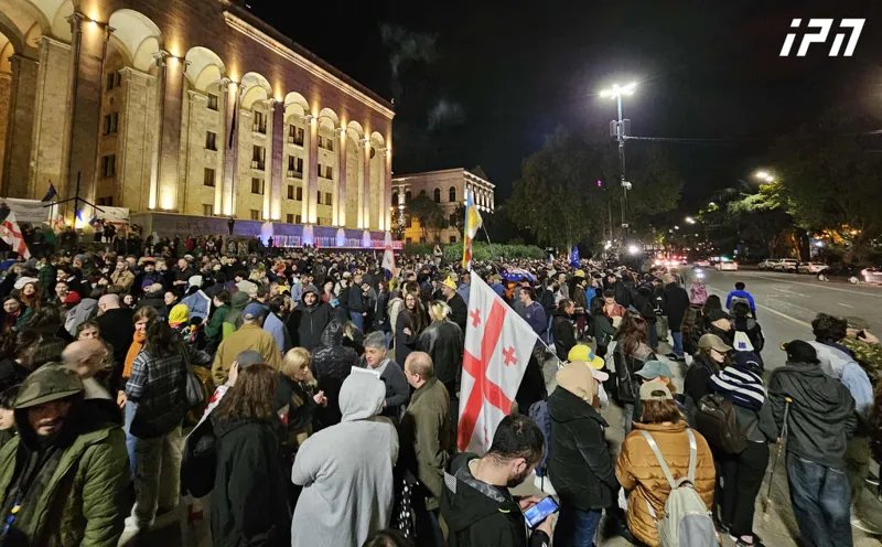 Police move protesters off roadway in front of Parliament
