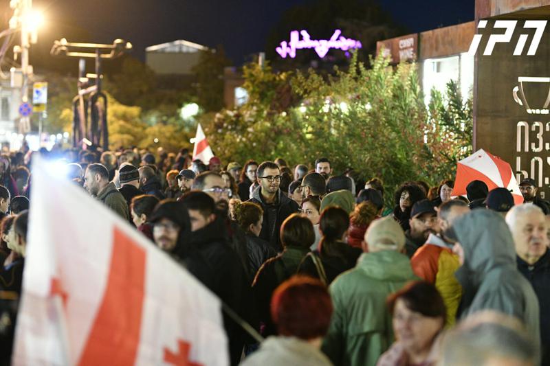 抗议游行——“直到结束，直到胜利！”正从共和国广场到鲁斯塔维利大道进行中。