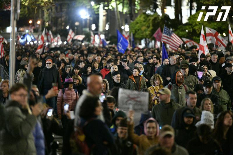 萨洛梅·祖拉比什维利加入了鲁斯塔维利大街上的抗议集会，鲁斯塔维利大街上的交通被阻塞。