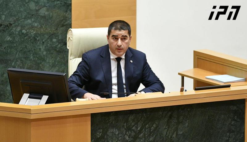 沙尔瓦·帕普阿什维利对加哈里亚党的成员说：你们宣誓就职议员誓言已经被推迟了一年，但迟到总比不到好——遗憾的是，有些政党已经烧毁了他们的退路。