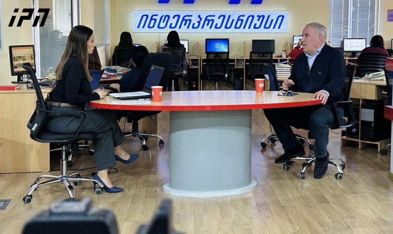 努格扎尔·齐克拉乌里：有这么多抗议者故意入狱，这是前所未有且独特的，而加哈里亚的政党已成为政权的一部分——加哈里亚正试图赎回他和伊万尼什维利之间存在的怨恨。