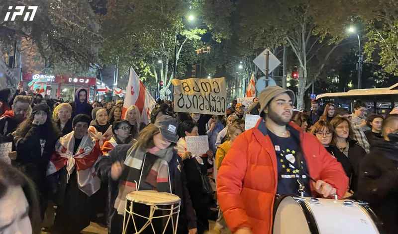 თსუ-ს პირველი კორპუსიდან მათე დევიძის სოლიდარობის მარში მიმდინარეობს