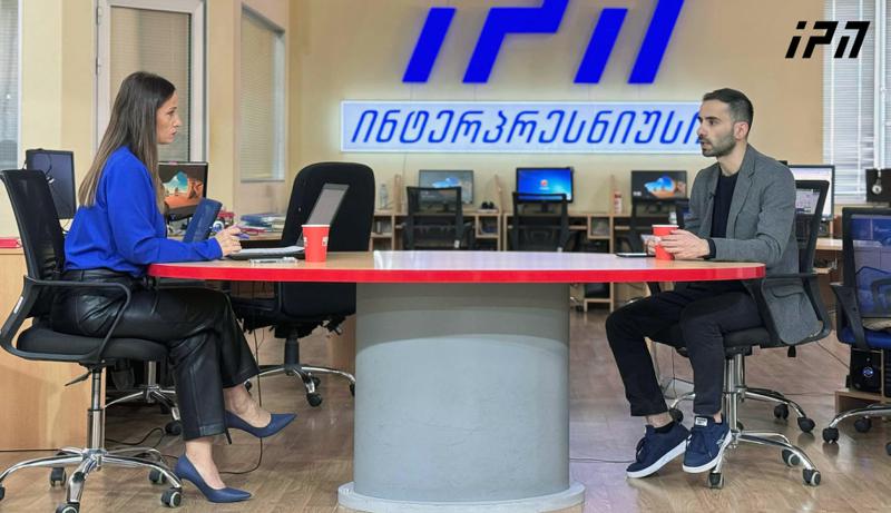 尼卡·西蒙尼什维利：他们不再只是封锁道路；现在他们甚至试图在人行道上限制抗议者——哪一条法律规范允许这样做？如果他们试图限制人行道上的行动，抗议将采取另一种形式。