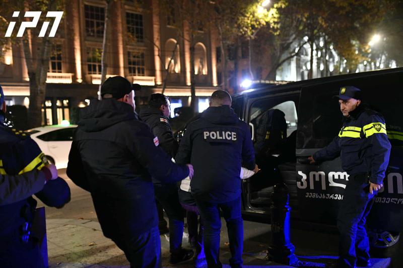 一名抗议参与者在议会附近被拘留。