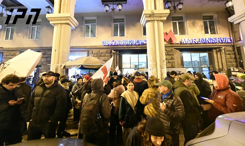 抗议游行的参与者乘地铁从Avlabari前往Marjanishvili Square。