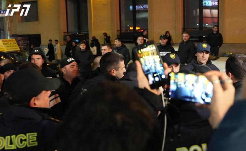 执法人员拘留了抗议游行中的几名参与者。