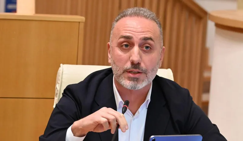 გიორგი შარაშიძე ლევან მაჭავარიანს ბატონო ლევან, თქვენ ძალიან ცდილობთ დაგვაწებოთ და დაგვაკეროთ თქვენს ნაციონალურ მოძრაობაზე , მაგრამ არ გამოდის და არ გ...