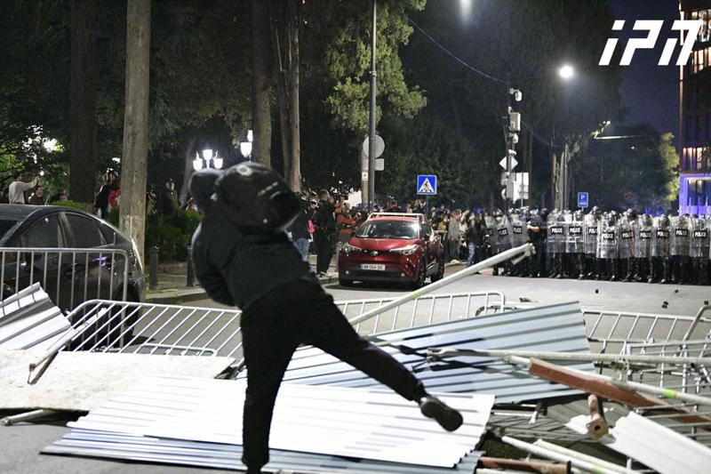 特别国家保护服务关于10月4日事件的代表：他们开始冲进来，用脚和手打人——有一个人脸上戴着面具，头上戴着头盔；他用头盔朝我的头挥来，我躲开了，它打在了我的肩胛骨上；我感到疼痛。