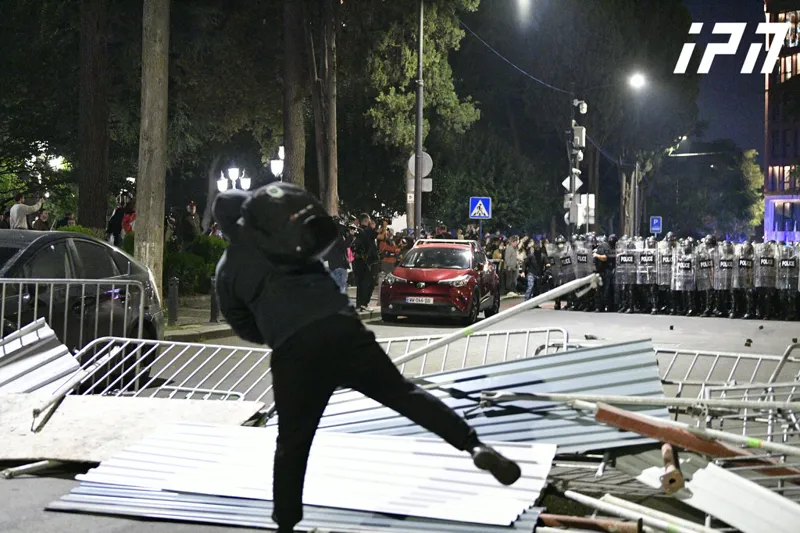 სახელმწიფო დაცვის სპეციალური სამსახურის წარმომადგენელი 4 ოქტომბრის მოვლენებთან დაკავშირებით დაიწყეს შტურმი, ურტყამდნენ ფეხებითა და ხელებით ერთ ადამიან...